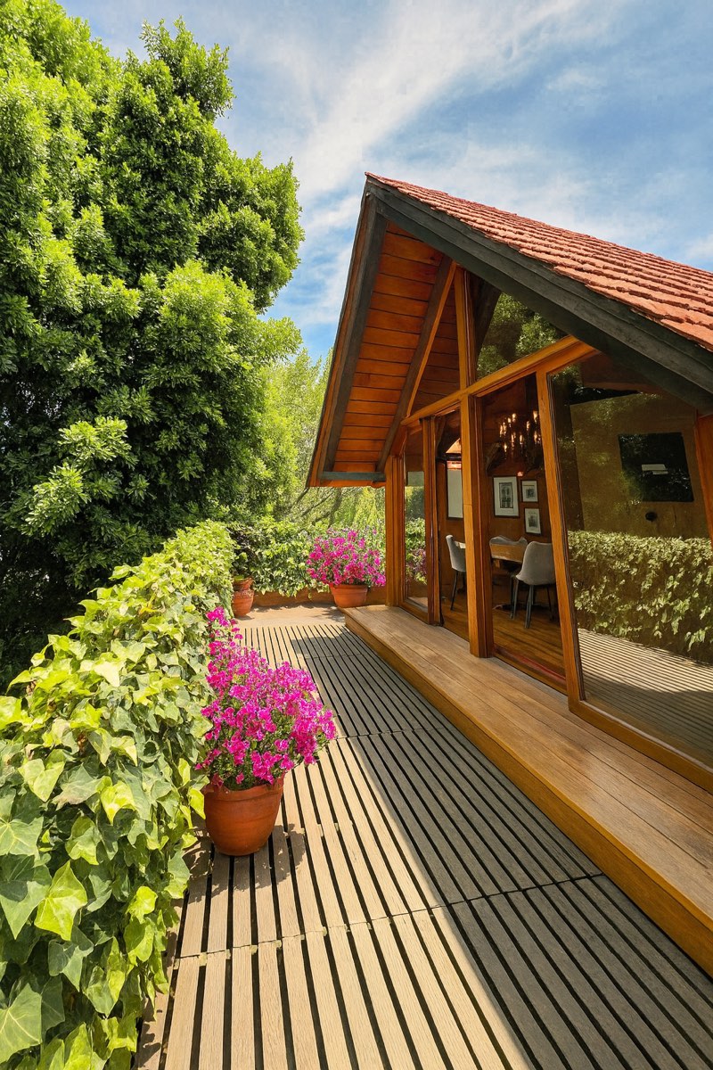 Estudio de madera en el jardín de la casa en Tlacopac, San Ángel